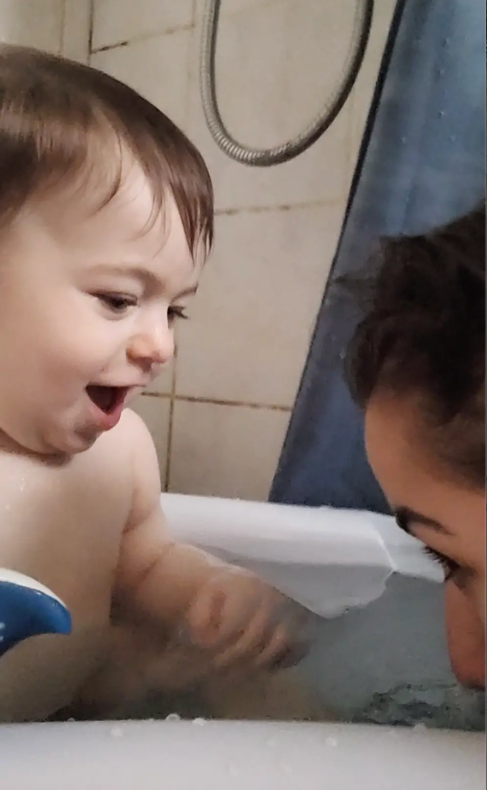 Abigail dans l'eau avec son fils