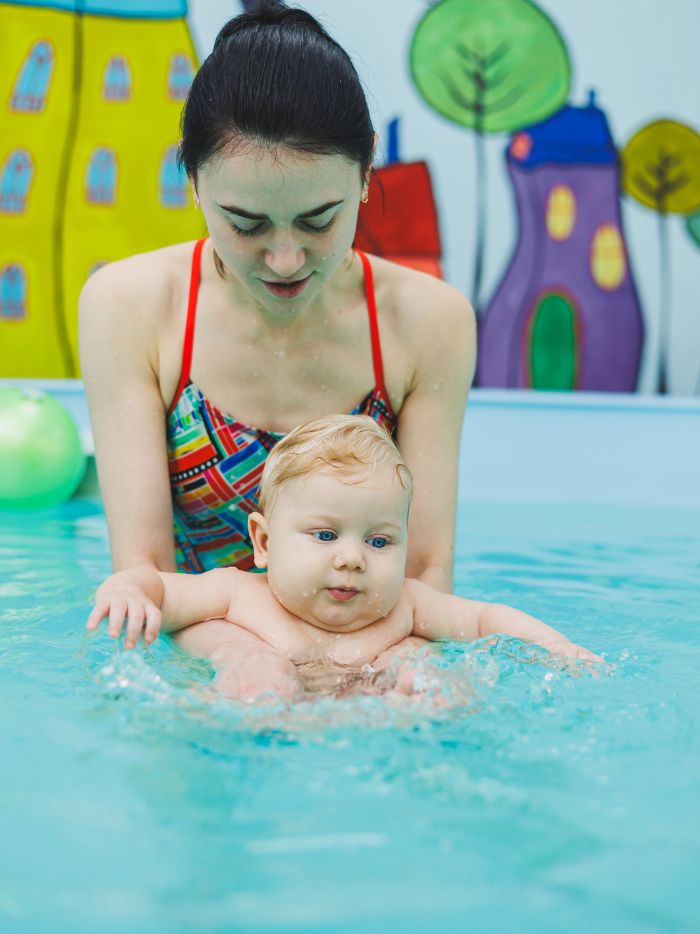 Bébé apprivoise l'eau en douceur avec son parent
