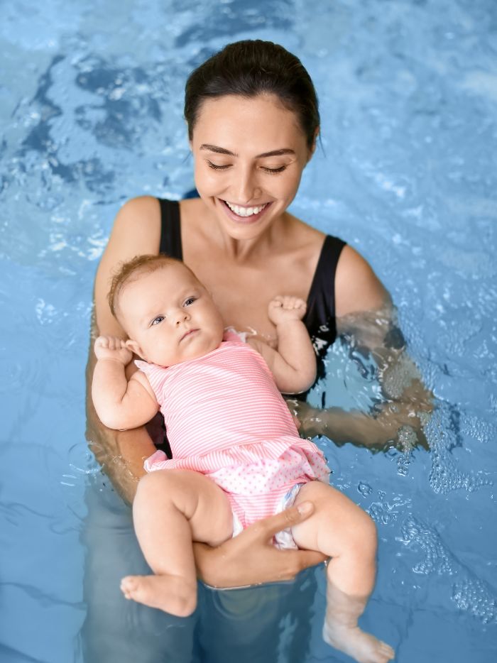 Bébé serein qui découvre l'eau sans peur